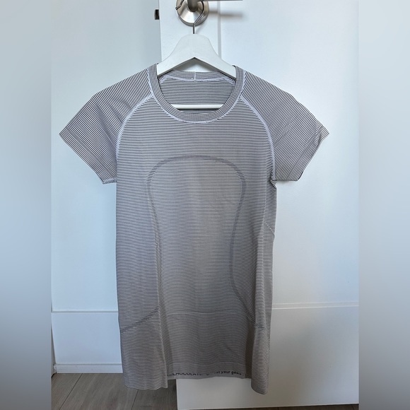 🍋 Lululemon Run: Swiftly Tech Short Sleeve Crew Size 8 - Picture 3 of 9